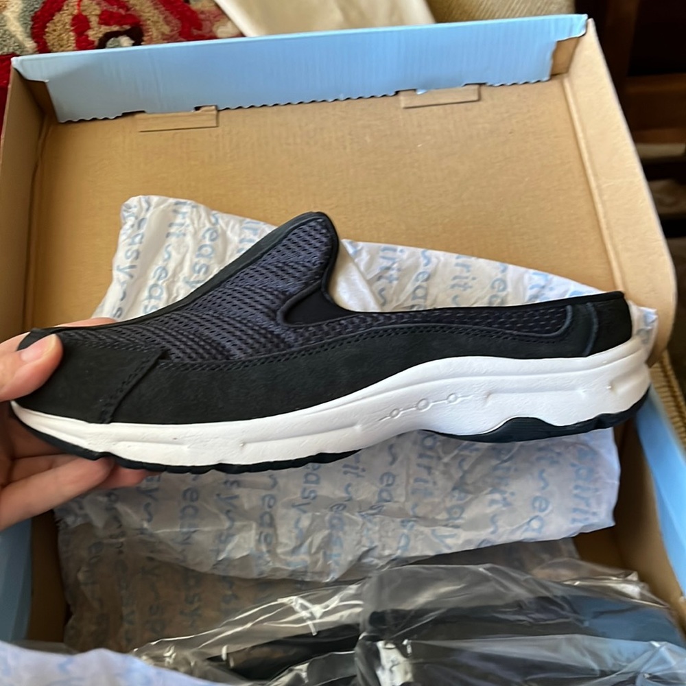 NIB Easy Spirit slip on shoes. 8.5 w wide new